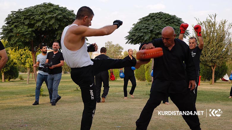 راهێنه‌رێك خۆبه‌خشانه‌ 14 ساڵ راهێنان به‌ هاوڕێكانی ده‌كات
